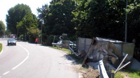 San Biagio, camion perde il carico di poliuretano