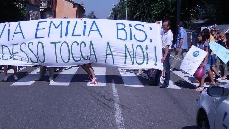 Sit-in sulle strisce per la via Emilia bis