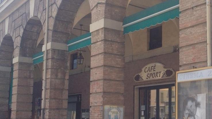Barista presa di mira da una gang di ragazzini