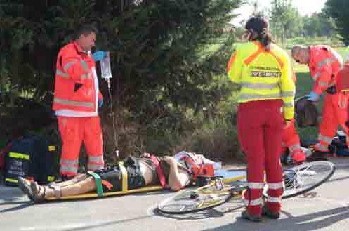 Cade per evitare un cane: ciclista grave 
