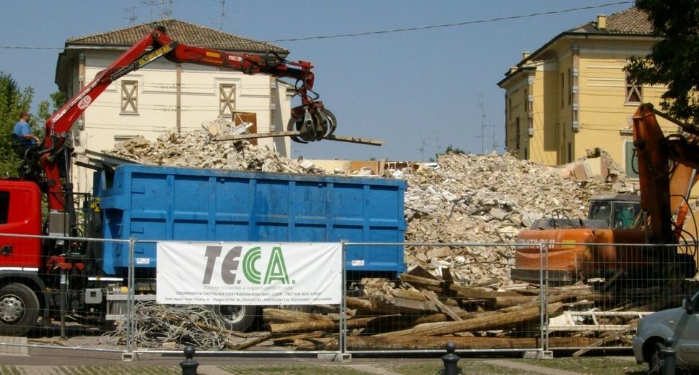 Lacrime e ricordi per la demolizione del condominio 
