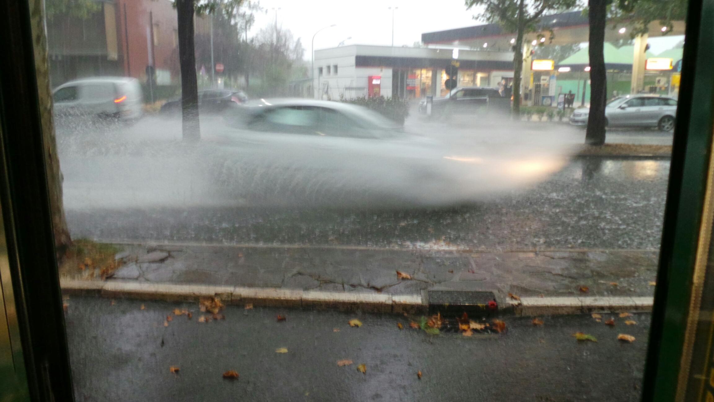 La situazione questa mattina in viale Amendola a Modena (foto Ben Benevento)