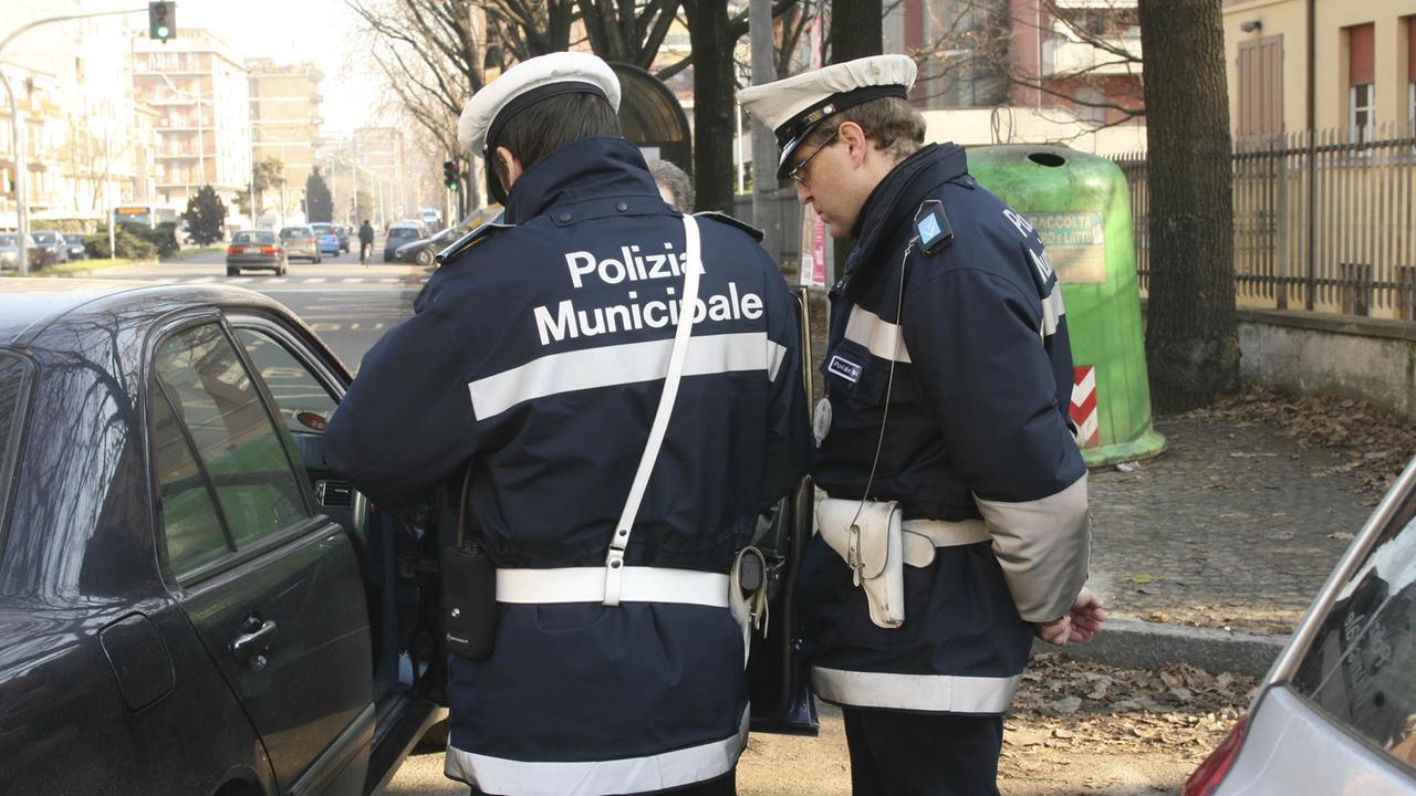 Polizia municipale durante i controlli sulle automobili