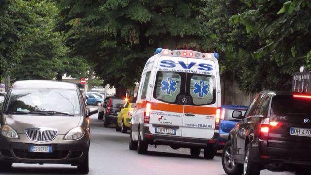 Scivola con lo scooter sul suolo bagnato