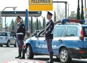 Tampona un’auto, presta soccorso ma dopo scappa: denunciato 