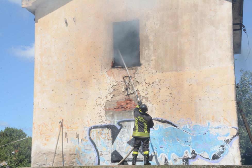 Guerra tra senzatetto, incendiato locale delle Ferrovie 