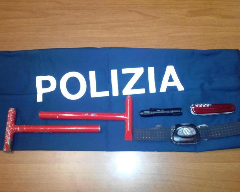 Pattuglia della polizia in azione per controllare i parcheggi esterni 
