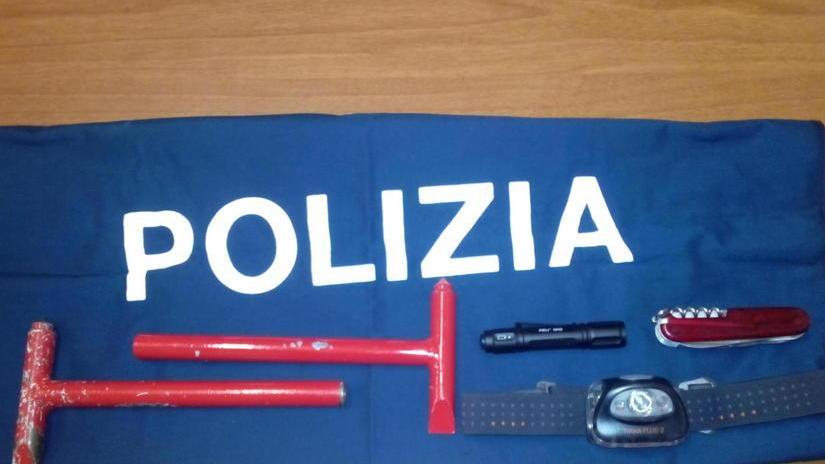 Pattuglia della polizia in azione per controllare i parcheggi esterni