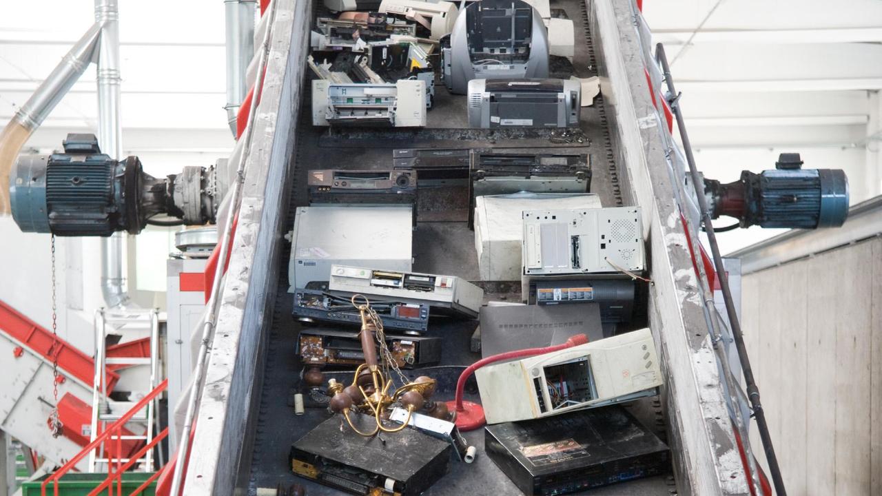 Rifiuti elettronici: arrivano i cassonetti nei negozi