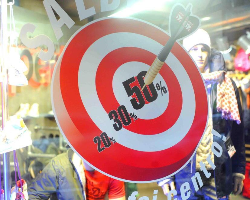 Saldi, partenza a rilento e Confcommercio se la prende con gli outlet 
