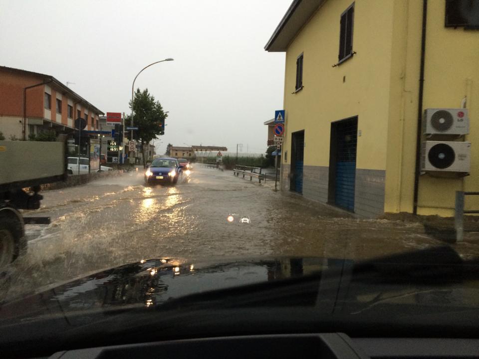 Basta un acquazzone ad allagare Alberghi. Appello al Consorzio 