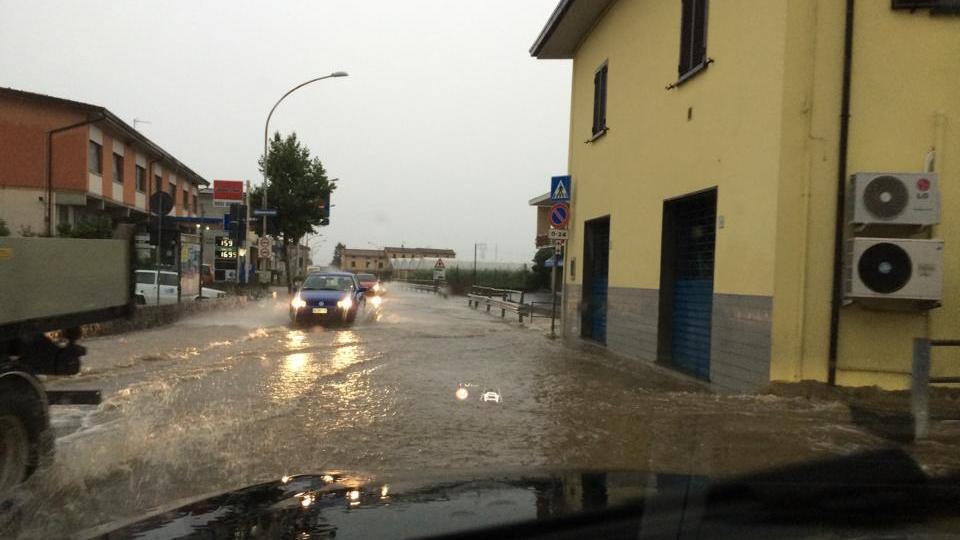 Basta un acquazzone ad allagare Alberghi. Appello al Consorzio