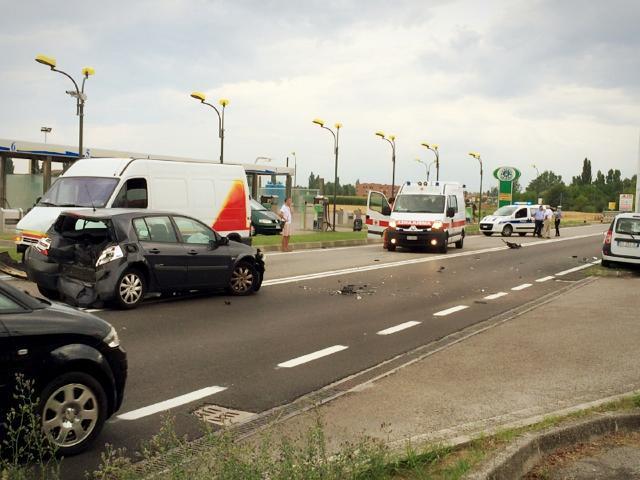 Carambola spettacolare in via Caretti