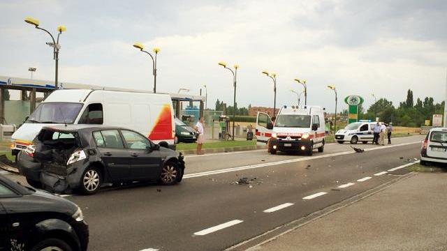 Carambola spettacolare in via Caretti