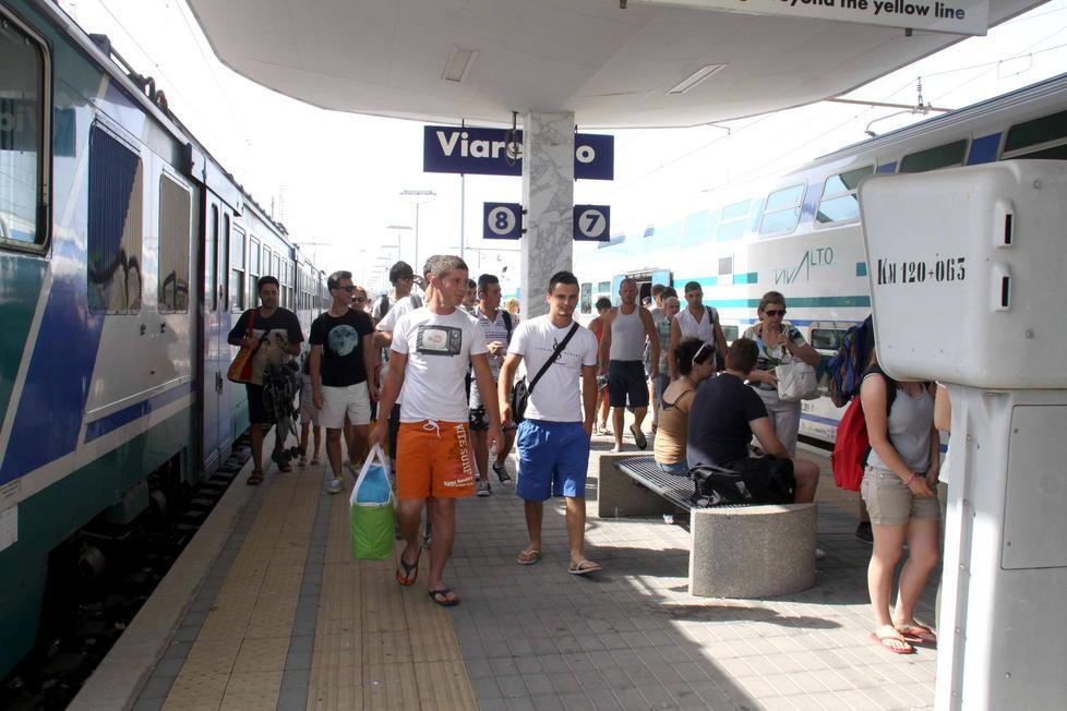 Troppi disservizi alla stazione di Viareggio, il sindaco scrive a Trenitalia 