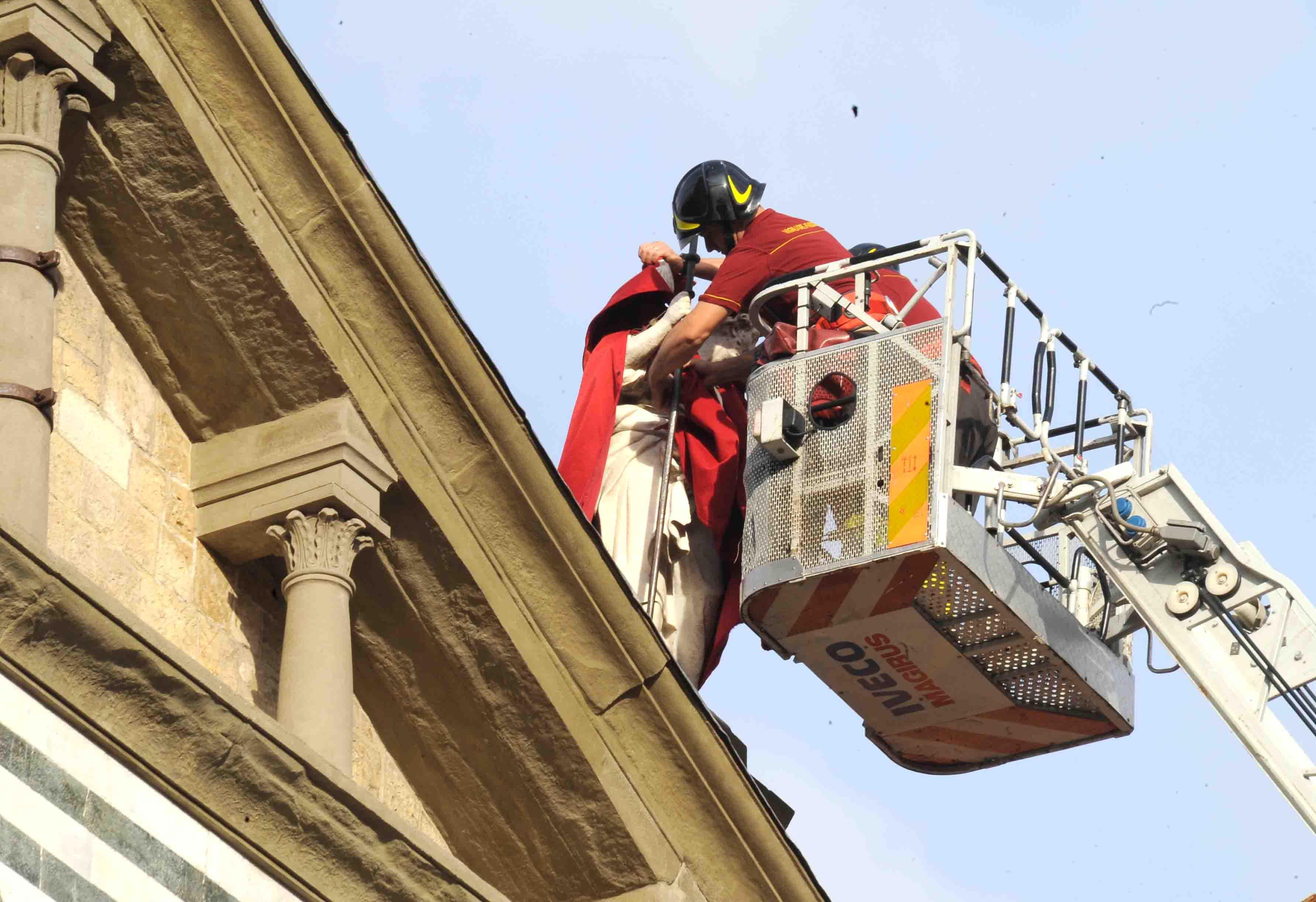 VIDEO / San Jacopo, il patrono ha di nuovo il suo mantello rosso 