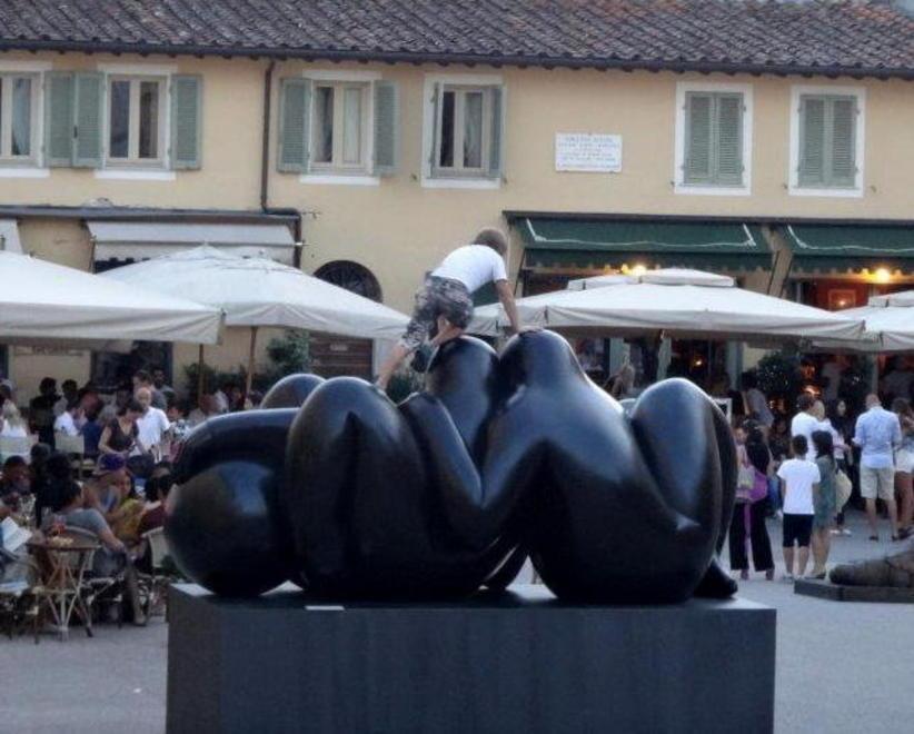 Bimbo cade da una scultura e scoppia la polemica 
