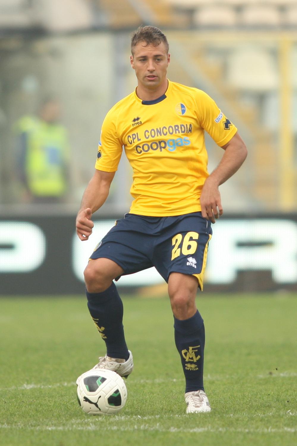 Il difensore centrale ha firmato un contratto triennale