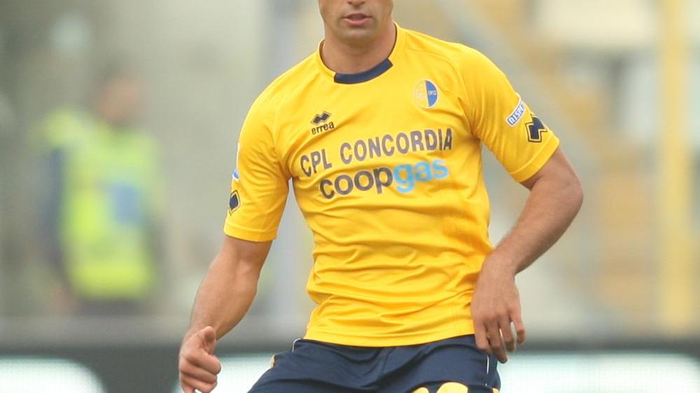 Il difensore centrale ha firmato un contratto triennale