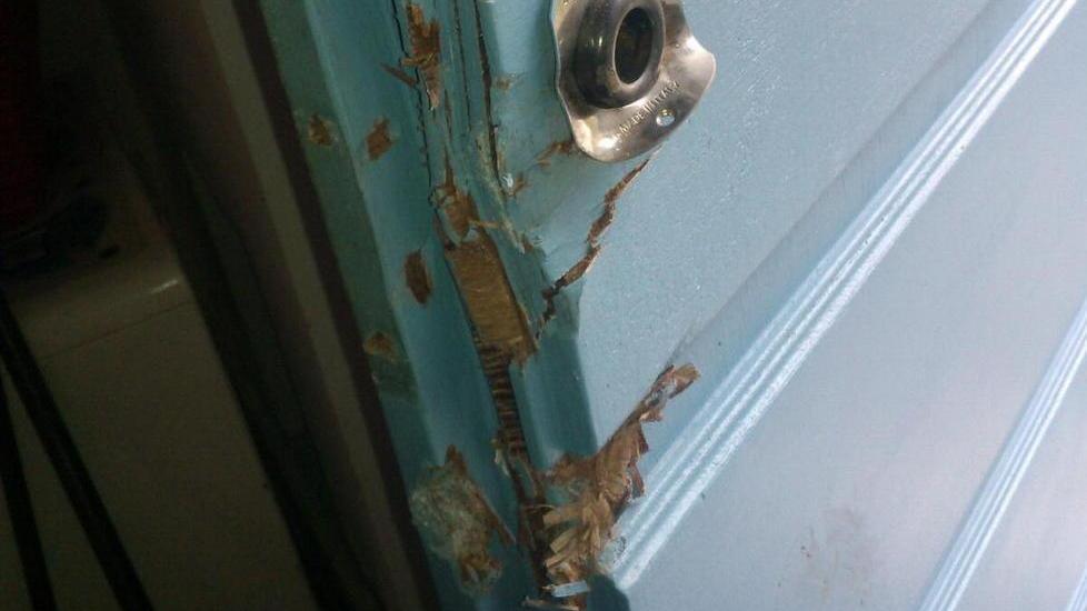 Coppia in pizzeria, le svaligiano la casa