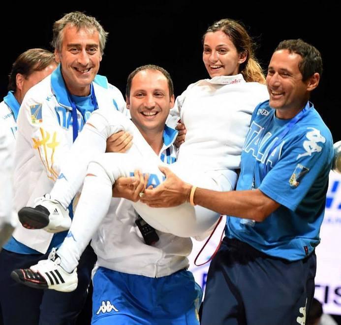 La spada di Rossella infilza il mondo 
