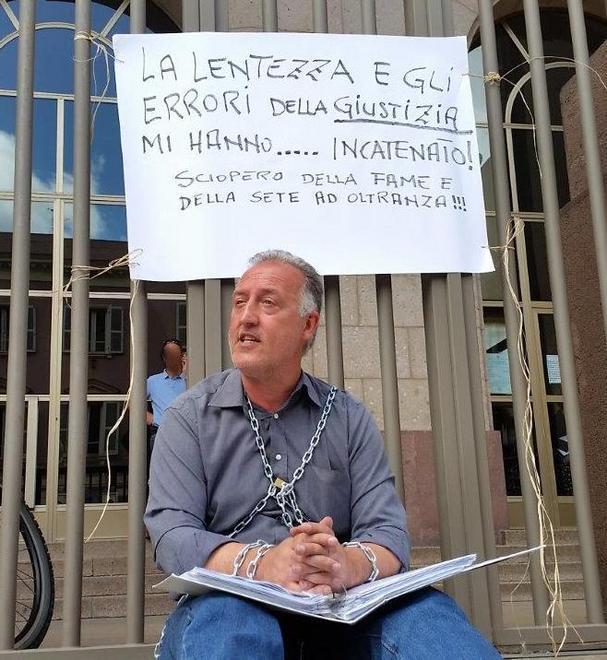 Sassari, imprenditore sul lastrico si incatena davanti al tribunale 