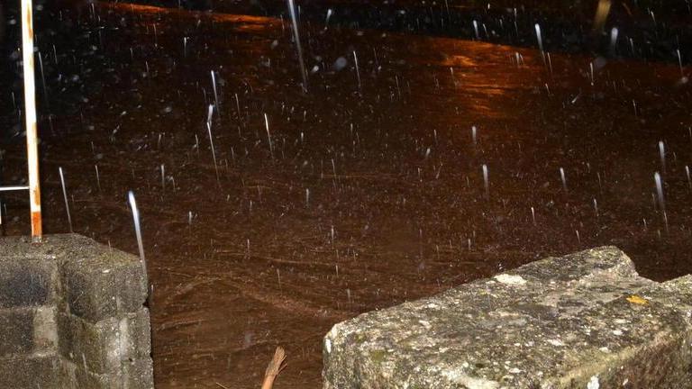 Maltempo, riaperta a senso unico alternato la strada per Camaiore. Confcommercio: "Stop alle tasse per le imprese colpite"