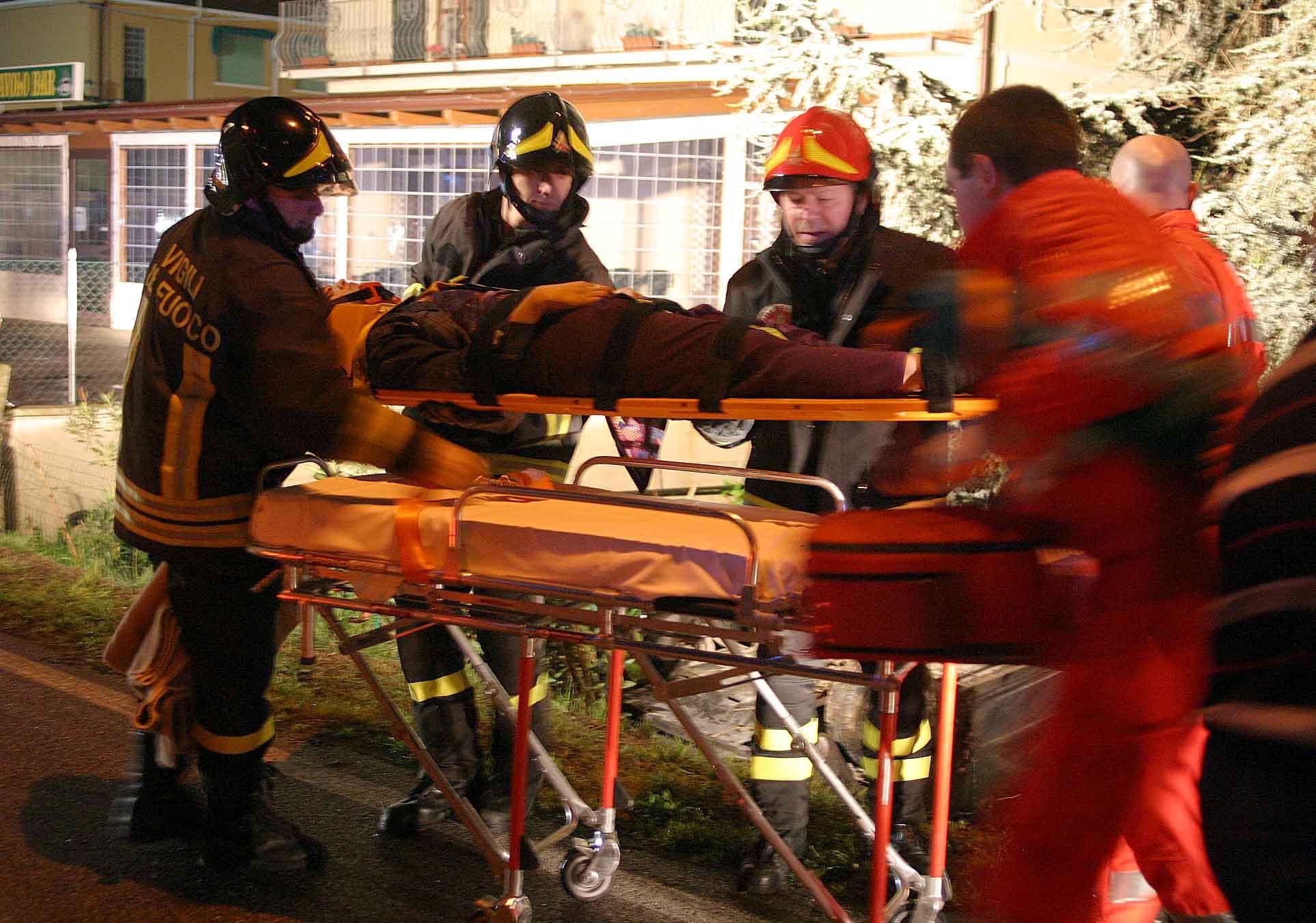 Un intervento dei sanitari e dei vigili del fuoco