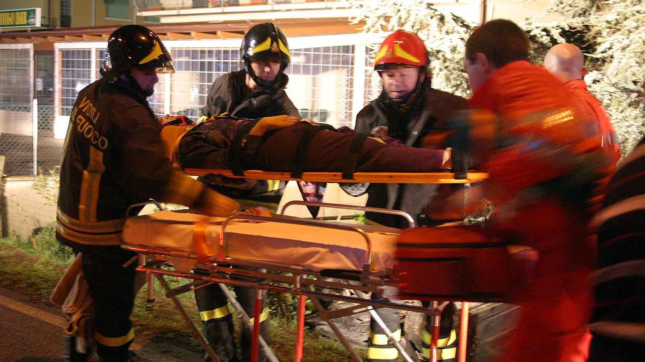Un intervento dei sanitari e dei vigili del fuoco