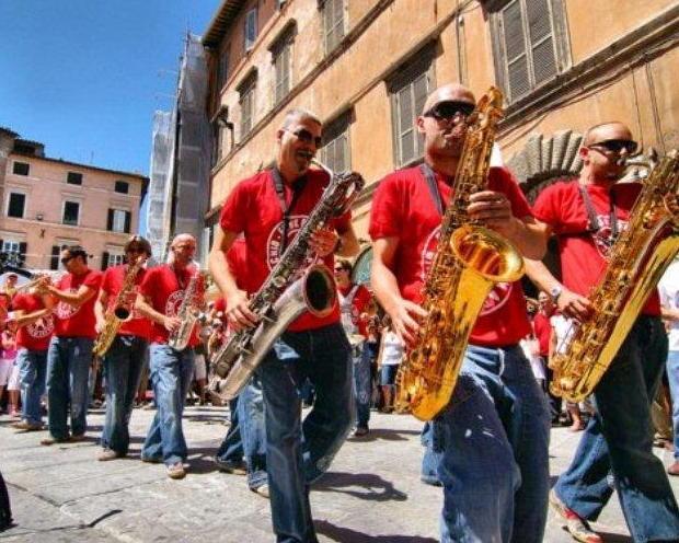 Peppe Servillo al Pecci di Prato, jazz per le vie di Poggio a Caiano 