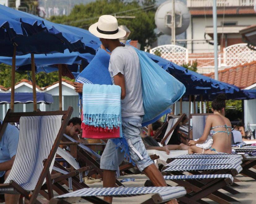 Troppi abusivi sulle spiagge, la protesta di Confesercenti 