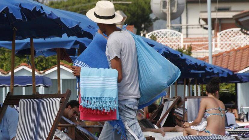 Troppi abusivi sulle spiagge, la protesta di Confesercenti