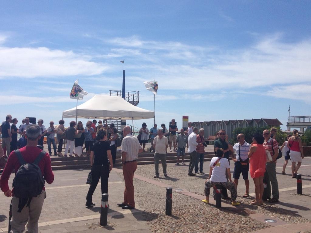 Sit in contro i venditori abusivi promosso dai commercianti, ritrovo in Largo Cairoli, Arci e Sel si defilano 
