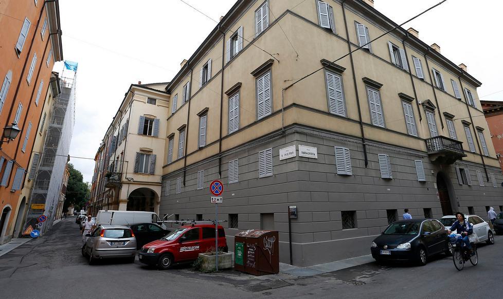 Esce dal portone e la scippano 