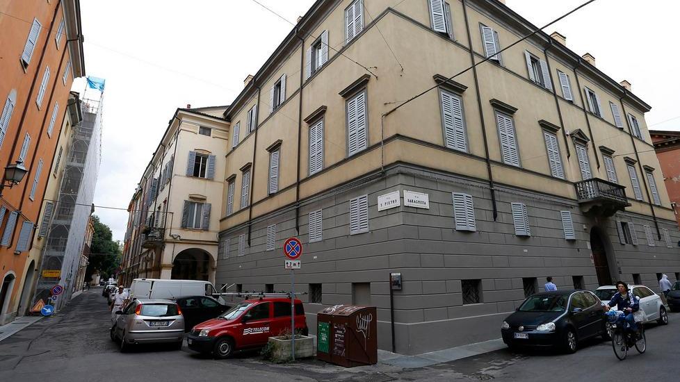 Esce dal portone e la scippano
