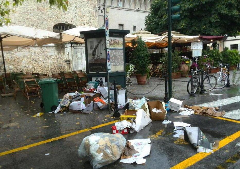 Spazzatura in piazza Carducci furto d’ombrelloni al Vaticano