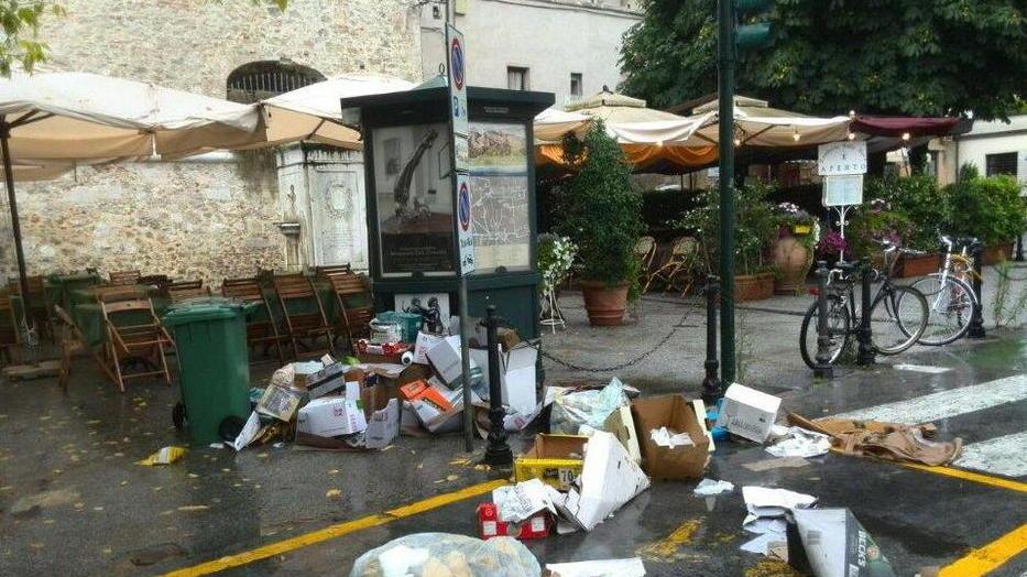 Spazzatura in piazza Carducci furto d’ombrelloni al Vaticano