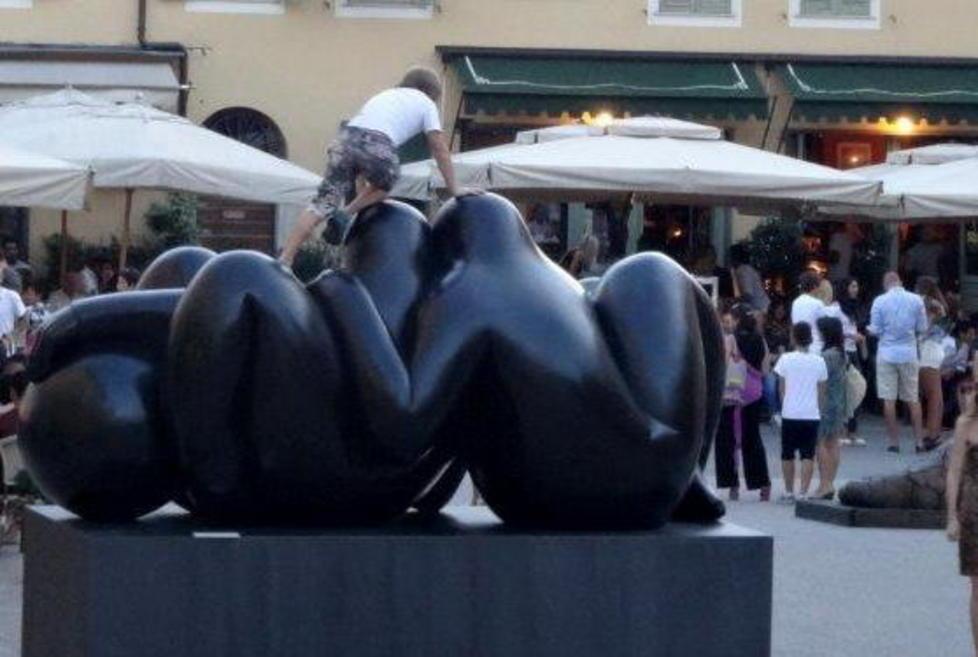 Bambino cade da una scultura ed è polemica