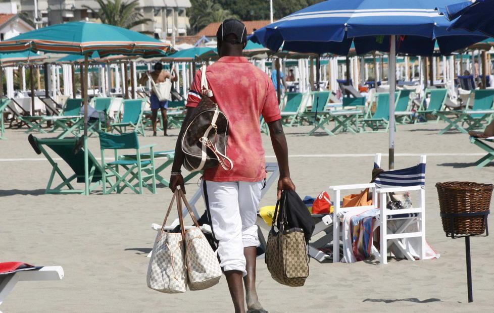 Il sit in contro gli abusivi «Ora basta girare la testa» 