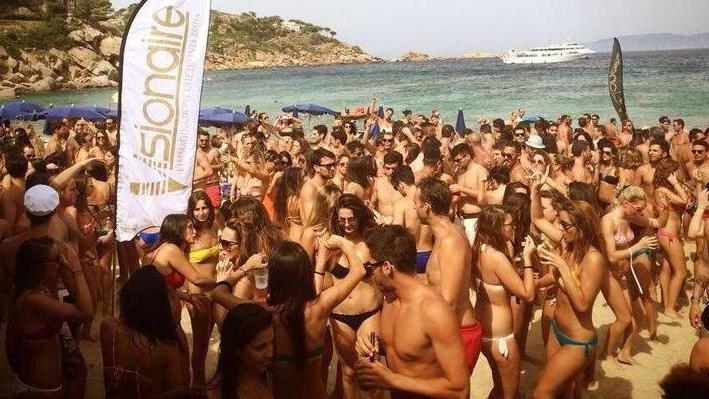 Maxifesta con 500 ragazzi in spiaggia
