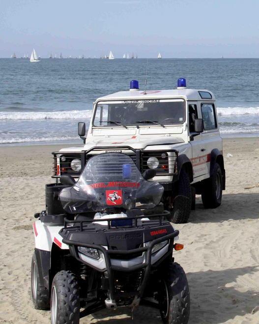 Donna soccorsa in spiaggia con il quad