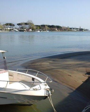 Muore alla guida di una barca a vela con persone a bordo