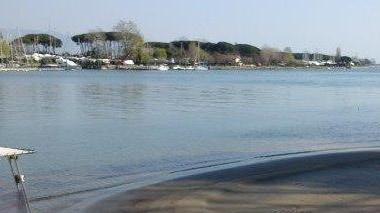Muore alla guida di una barca a vela con persone a bordo