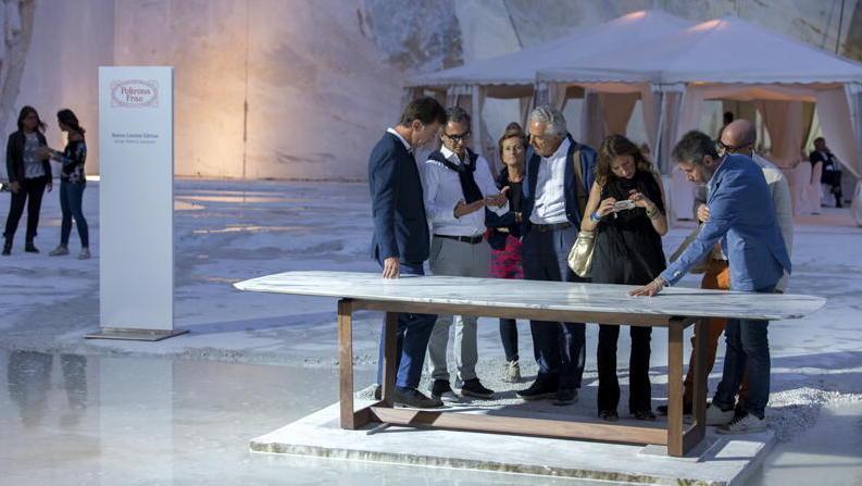 Savema produce un tavolo firmato Poltrona Frau 