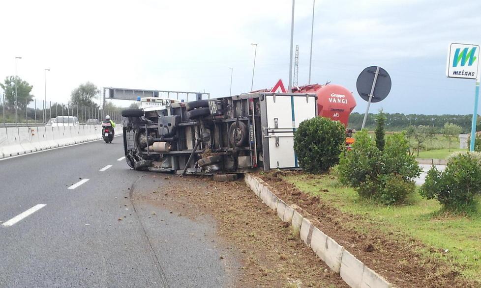 Tir si ribalta, un ferito e traffico in tilt