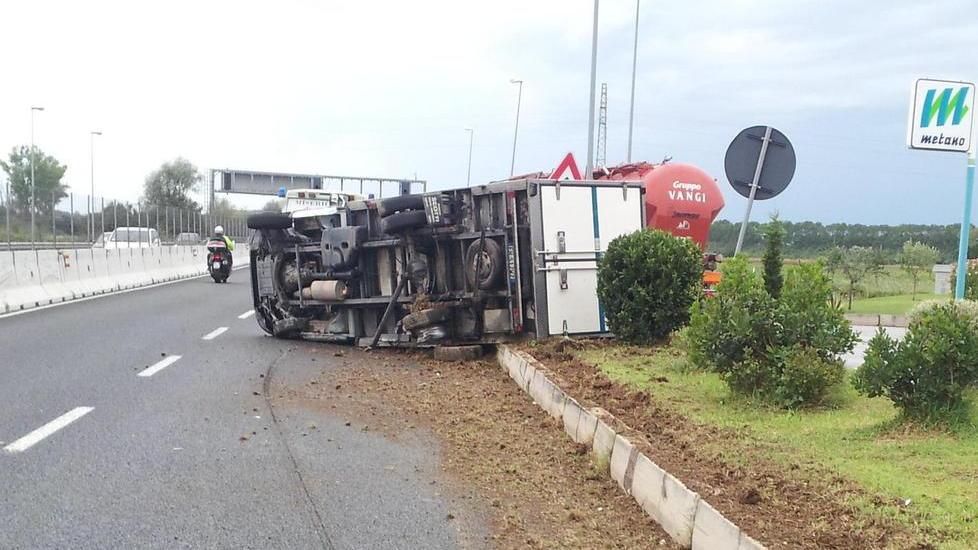Tir si ribalta, un ferito e traffico in tilt