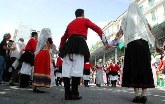 Questo ballo tondo gigante non s’ha da fare 