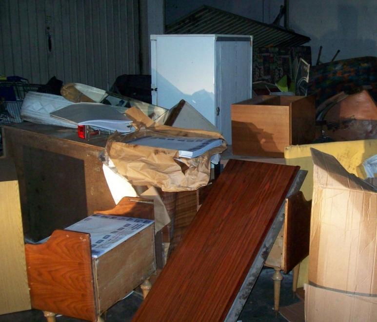 Blitz all’alba di vigili e polizia: murati i garage del “Biscione”