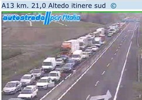 Scontro tra camion, autostrada chiusa 