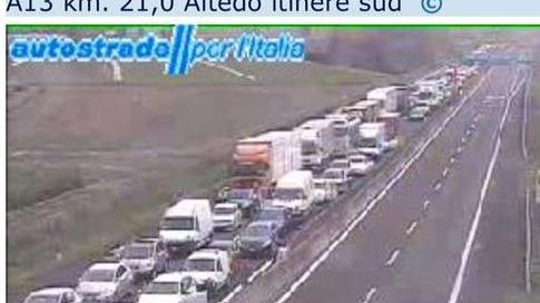 Scontro tra camion, autostrada chiusa